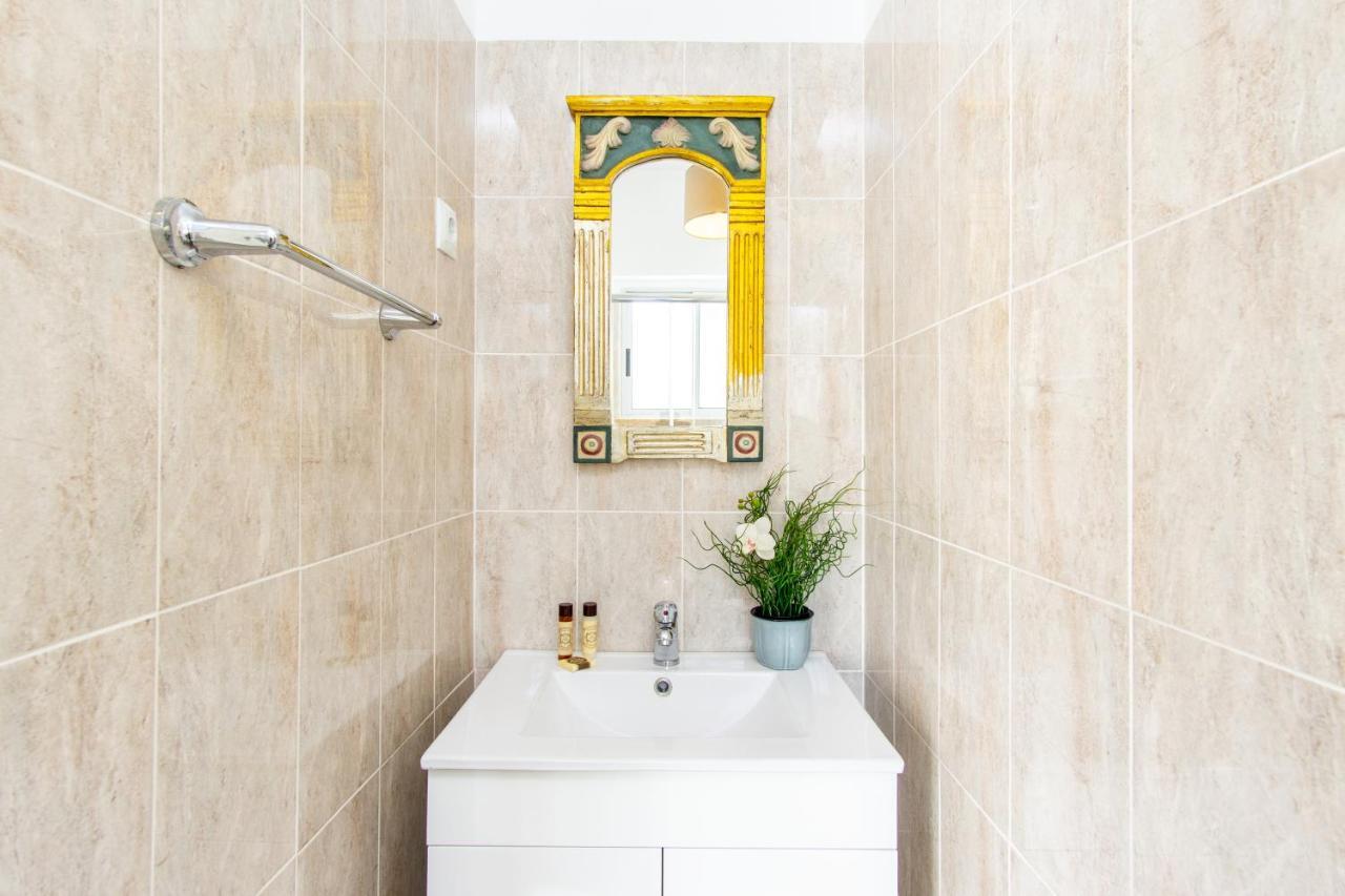 Gaze Out At The City In A Retro-Chic Getaway Lisboa Extérieur photo